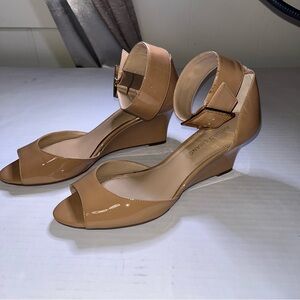 ARTURO CHIANG Suzan Tan Patent Leather Ankle Buckle Wedge Sandals Size 9 1/2 EUC